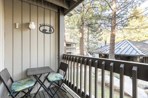 Property grounds - 2 bedroom condo in the heart of town close to restaurants and shops (Mammoth Lakes)