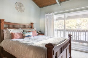 2 bedrooms, travel cot, free WiFi, bed sheets - 2 bedroom condo in the heart of town close to restaurants and shops (Mammoth Lakes)