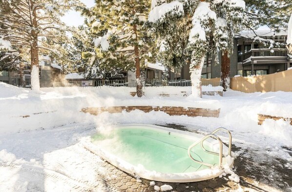 مغطس سبا خارجي