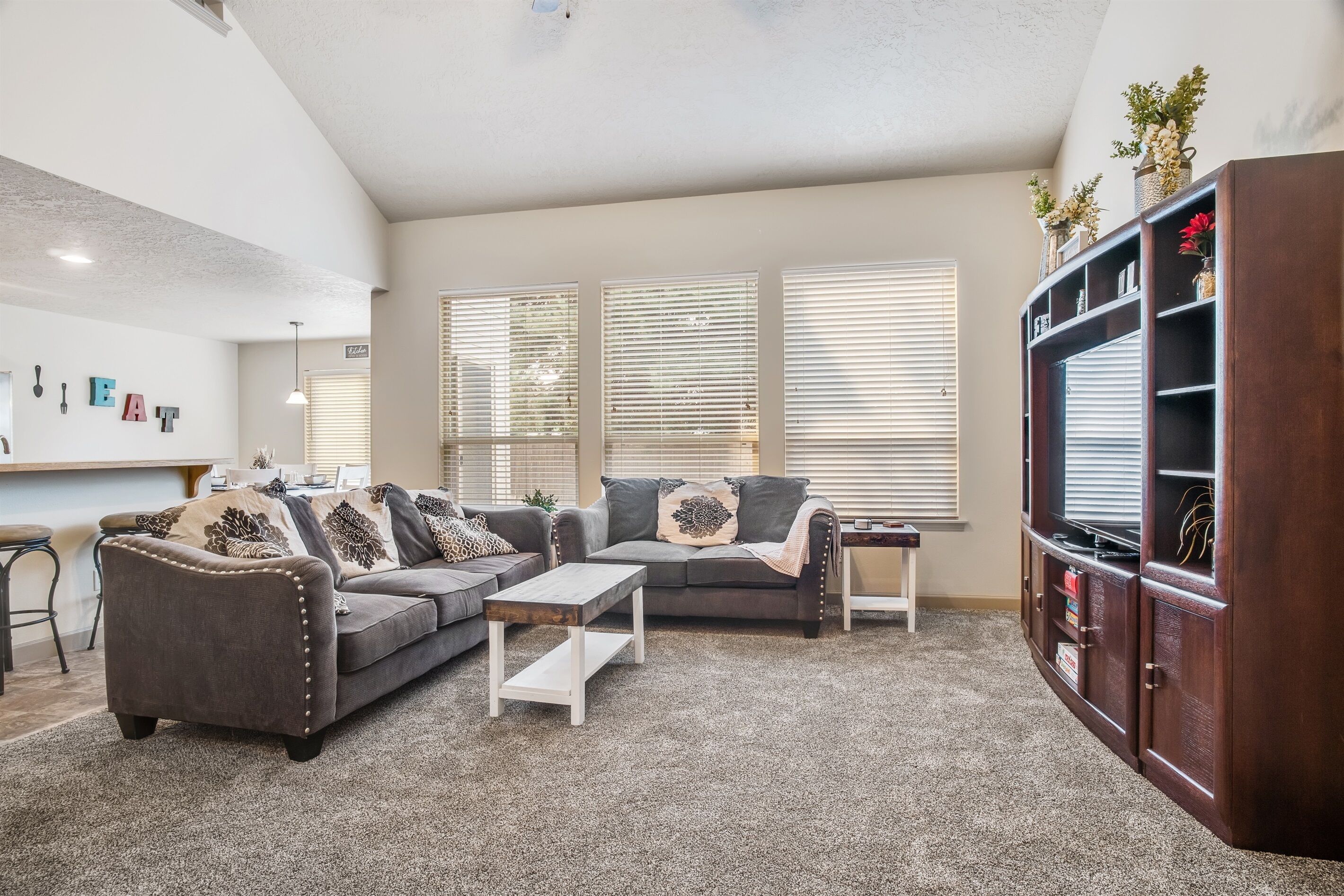 Ideal Location~Cozy~1600sqft~Pets Welcome~BBQ