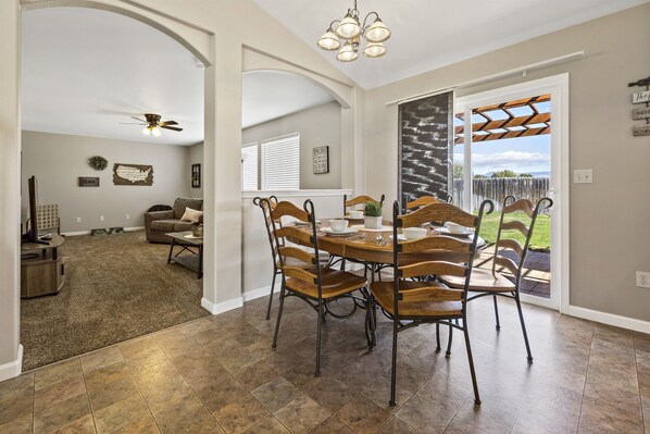 Dining - Large Yard~Great Location~Pet Friendly~Fast Wifi (Boise)