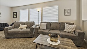 A living room with two sofas, a coffee table, and a ceiling fan. - Large Yard~Great Location~Pet Friendly~Fast Wifi (Boise)