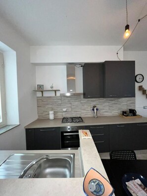 Kühlschrank, Ofen, Herdplatte, Wasserkocher mit Kaffee-/Teezubehör