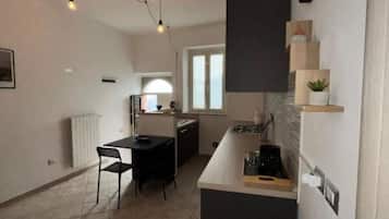 Fridge, oven, stovetop, coffee/tea maker