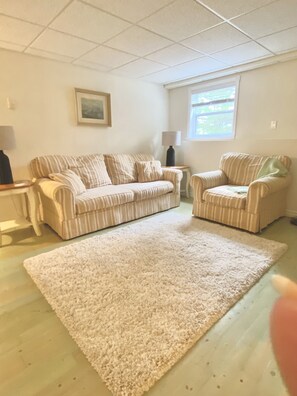 Smart TV - Fall River Oasis Suite with 6 Person Hot Tub (Fall River)