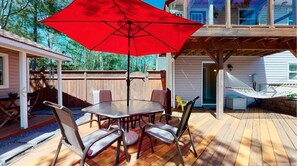 Outdoor dining - Fall River Oasis Suite with 6 Person Hot Tub (Fall River)