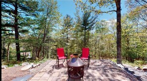 Terrace/patio - Fall River Oasis Suite with 6 Person Hot Tub (Fall River)