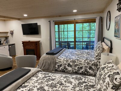 Cozy Mountain Hideaway surrounded by waterfalls and hiking