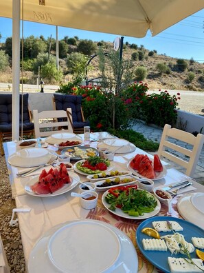 Free daily continental breakfast  - Aura Bozcaada (Bozcaada)