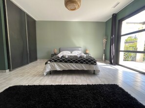 4 camere, una scrivania, ferro/asse da stiro, culla da viaggio