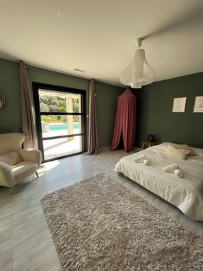 4 bedrooms, desk, iron/ironing board, travel crib