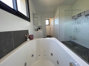 Dusche, Whirlpool, Haartrockner, Handtücher