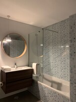 Habitación estándar | Baño | Artículos de higiene personal gratuitos, toallas y champú