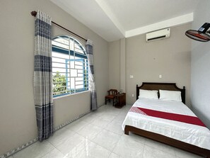 Desk, laptop workspace, free WiFi, bed sheets - OYO 1187 Suoi Da Motel (Da Nang)
