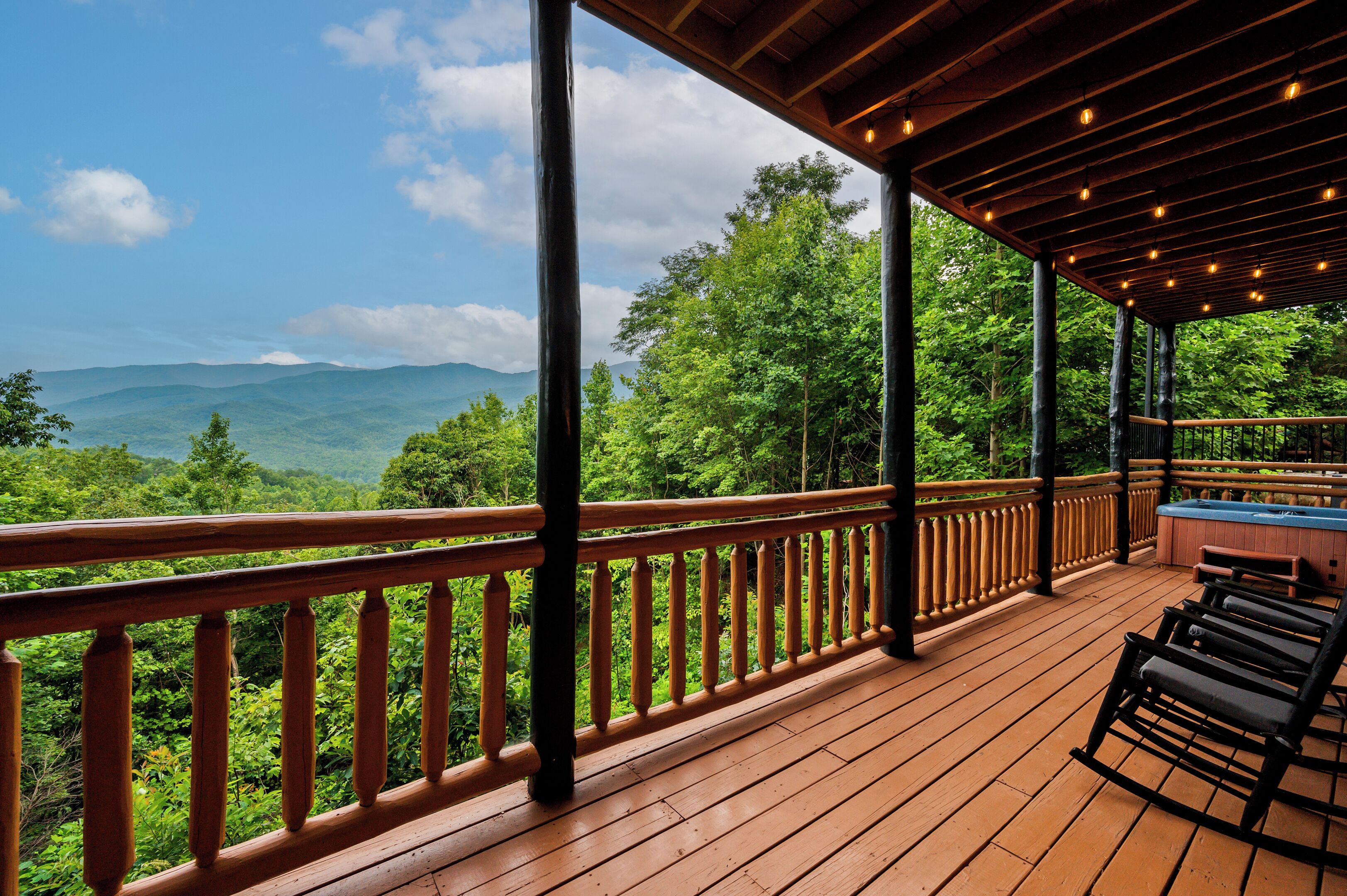 New Luxe Private Quiet location 2 hot tubs Great views Indoor heated Pool