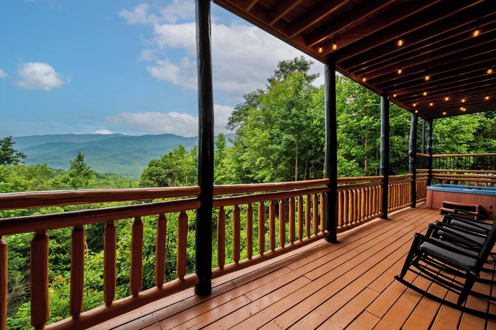 New Luxe Private Quiet location 2 hot tubs Great views Indoor heated Pool