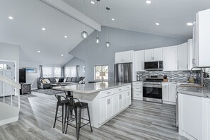 Fridge, microwave, oven, stovetop - ~OPEN 12/16-19! Beachy Lagoon Getaway! Pool/Spa, Pets OK, Remodeled!~ (Carlsbad)