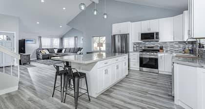 'OPEN Sept 22-25! Pool, Spa, Pets Ok, Remodeled Beachy Lagoon Getaway!