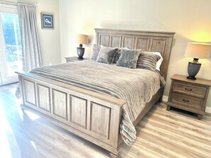 6 bedrooms, iron/ironing board, travel cot, free WiFi - ~OPEN 6/2-4! Beachy Lagoon Getaway! Pool & Spa, Pets OK, Remodeled!~ (Carlsbad)