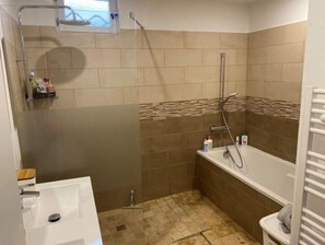 Dusche, Haartrockner, Handtücher, Toilettenpapier