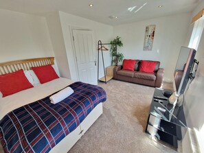6 slaapkamers, een strijkplank/strijkijzer, wifi, beddengoed