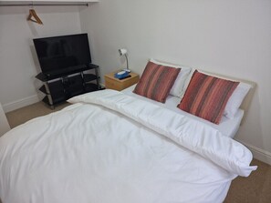 6 bedrooms, iron/ironing board, WiFi, bed sheets