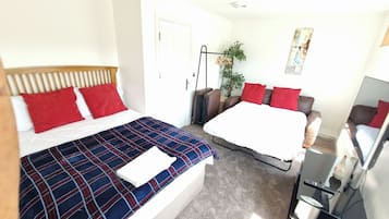 6 habitaciones, tabla de planchar con plancha, wifi y ropa de cama
