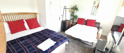6 bedrooms, iron/ironing board, WiFi, bed sheets