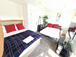 6 slaapkamers, een strijkplank/strijkijzer, wifi, beddengoed