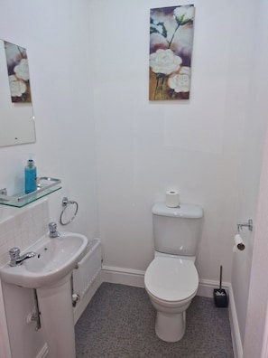 Hair dryer, towels - NightRest Homes 6 Bedroom Short & Long Term Smart Tv in each Room, Free Parking  (Oxley Park)