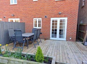 Outdoor dining - NightRest Homes 6 Bedroom Short & Long Term Stay (Oxley Park)