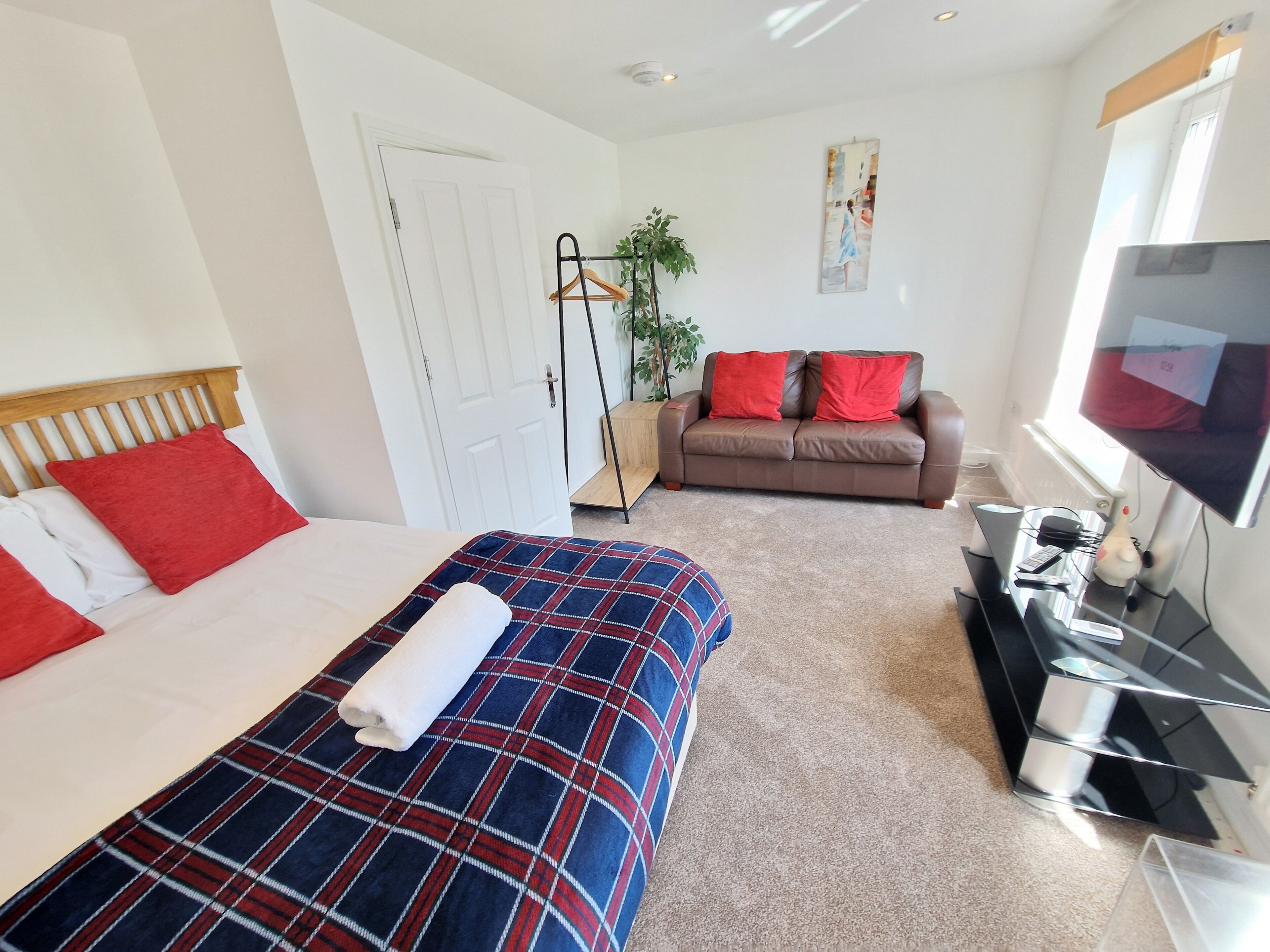6 bedrooms, iron/ironing board, WiFi, bed sheets