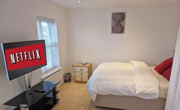 6 bedrooms, iron/ironing board, WiFi, bed sheets - NightRest Homes 6 Bedroom Short & Long Term Smart Tv in each Room, Free Parking  (Oxley Park)