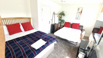6 bedrooms, iron/ironing board, WiFi, bed sheets