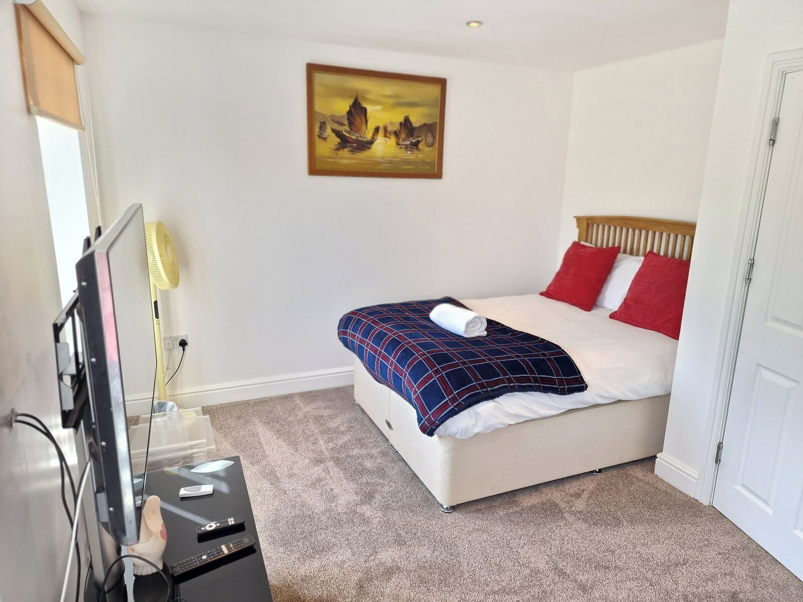 6 bedrooms, iron/ironing board, WiFi, bed sheets