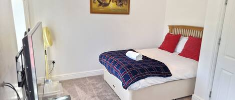 6 bedrooms, iron/ironing board, WiFi, bed sheets