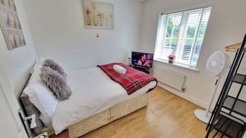 6 bedrooms, iron/ironing board, WiFi, bed sheets