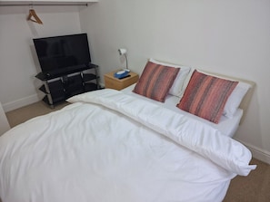 6 bedrooms, iron/ironing board, WiFi, bed sheets - NightRest Homes 6 Bedroom Short & Long Term Smart Tv in each Room, Free Parking  (Oxley Park)