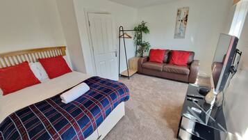 6 bedrooms, iron/ironing board, WiFi, bed sheets