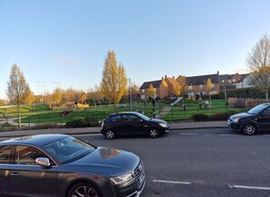 Property grounds - NightRest Homes 6 Bedroom Short & Long Term Stay (Oxley Park)