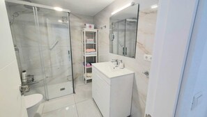 Hiustenkuivaaja, pyyhkeet, saippua, sampoo