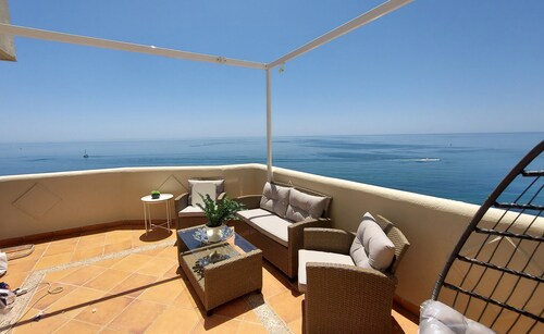 Penthouse mit Blick auf das Meer. Terrasse. Pools.Wifi. Internationale TV-Kanäle