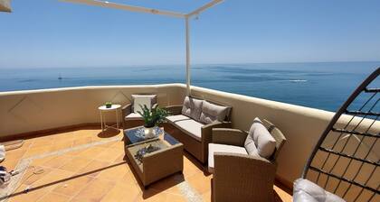 Penthouse mit Blick auf das Meer. Terrasse. Pools.Wifi. Internationale TV-Kanäle