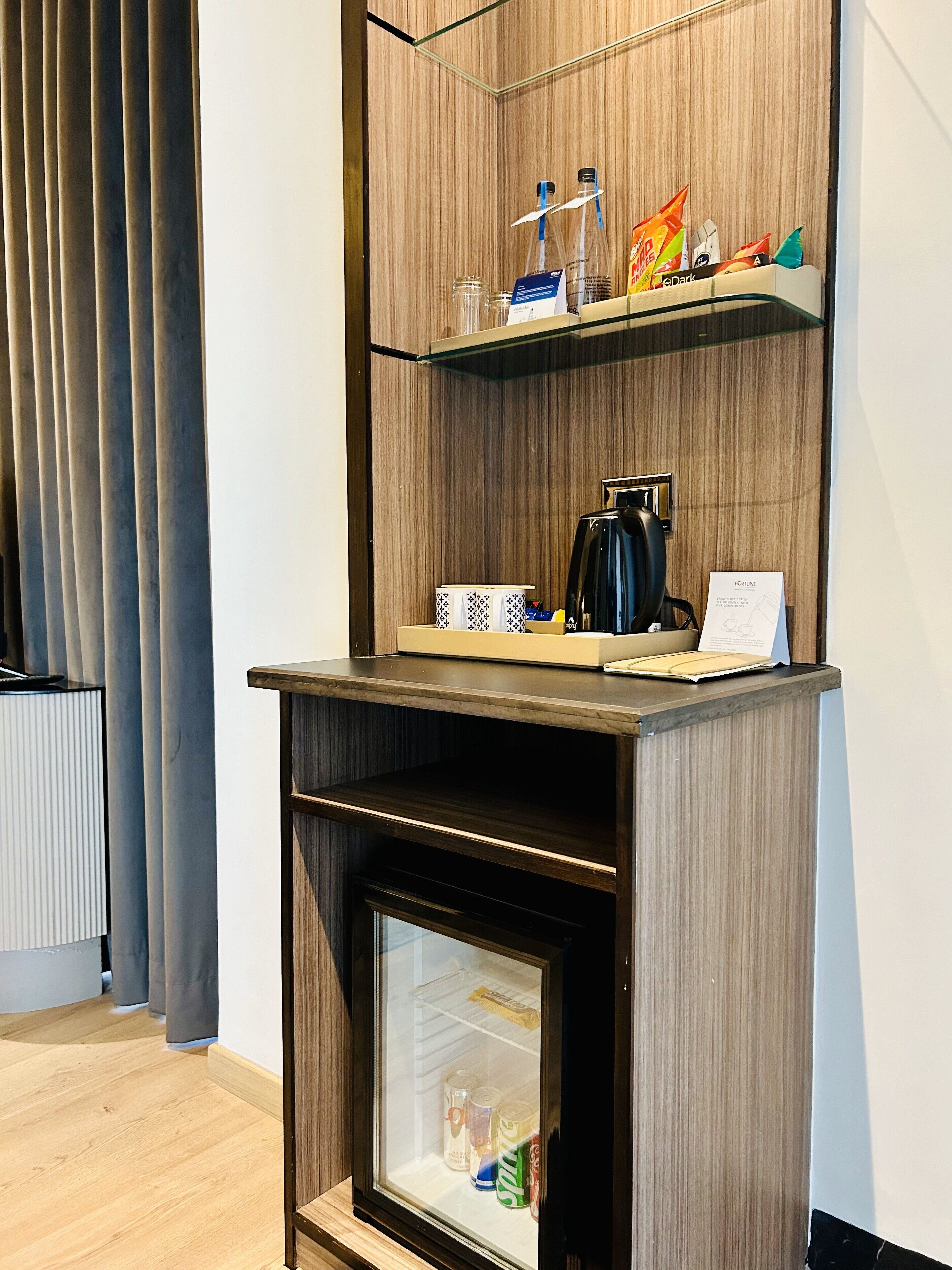 deluxe room, 1 king bed | minibar, in-room safe, desk, laptop workspace