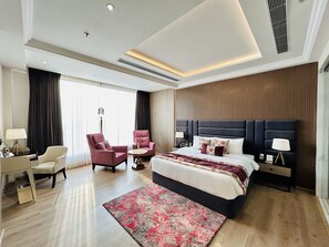 Suite, 1 cama de matrimonio grande | Minibar, caja fuerte, escritorio y espacio para trabajar con un portátil