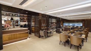 Café da manhã com buffet todos os dias (INR 450 por pessoa)