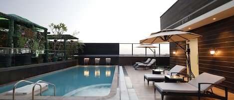 Outdoor pool, pool umbrellas, sun loungers