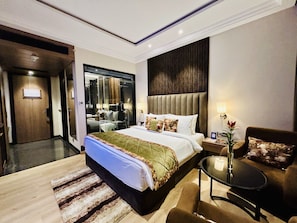 Deluxe Room, 1 King Bed | Minibar, in-room safe, desk, laptop workspace