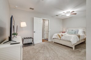 3 slaapkamers, een bureau, een strijkplank/strijkijzer, reisbedje