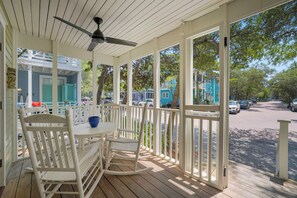 OUTDOOR DINING FOR FOUR